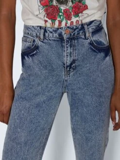Noisy May NMISABEL HIGH WAISTED ANKLE MOM JEANS 13 Noisy May NMISABEL HIGH WAISTED ANKLE MOM JEANS -Noisy May Clothing Shop 27021578 MediumBlueDenim 006
