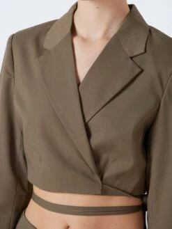 Noisy May CROPPED TIE STRING BLAZER 13 Noisy May CROPPED TIE STRING BLAZER -Noisy May Clothing Shop 27024906 Crocodile 006