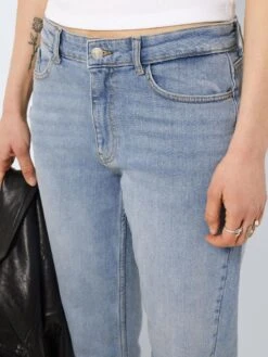 Noisy May NMJULES LOW WAISTED BOYFRIEND JEANS 13 Noisy May NMJULES LOW WAISTED BOYFRIEND JEANS -Noisy May Clothing Shop 27025196 LightBlueDenim 006